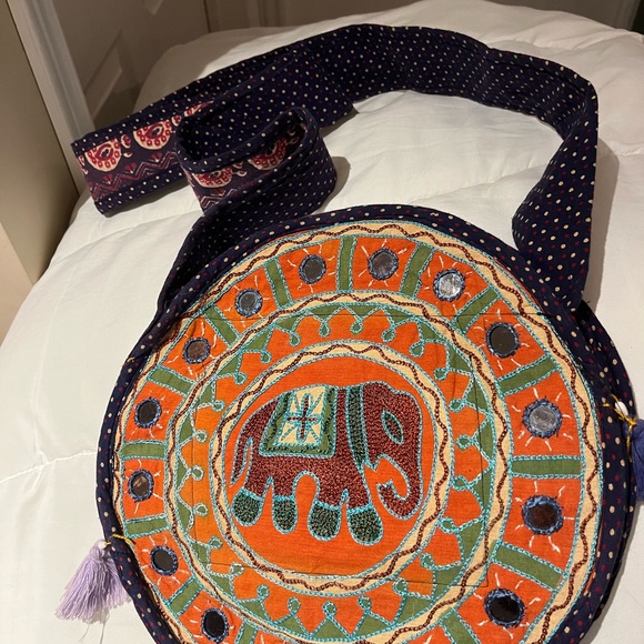 Elephant Handbag. Great for over the shoulder carrying. Never used. - Picture 2 of 4